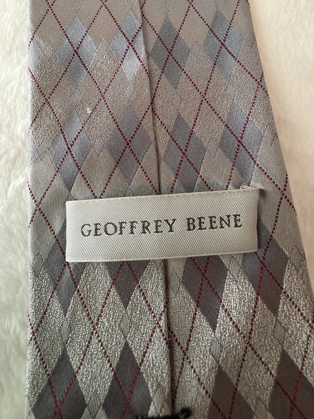 Vintage Geoffrey Beene Mens 100% Silk Necktie Silver Gray Red Diamond Argyle Tie